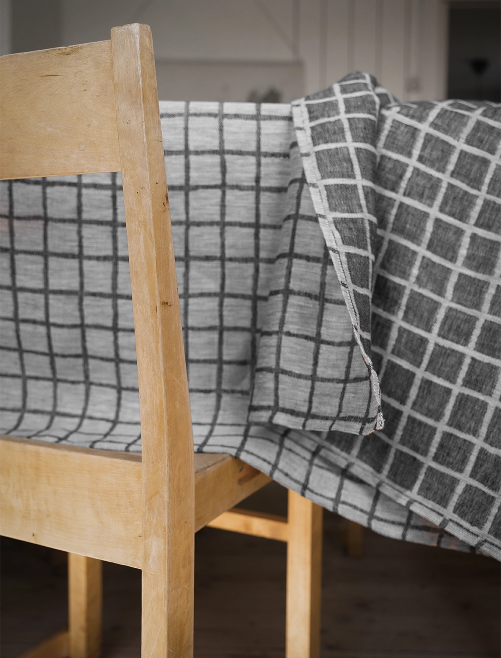 RUTIG JACQUARD WOVEN TABLECLOTH, BLACK 147×250 cm