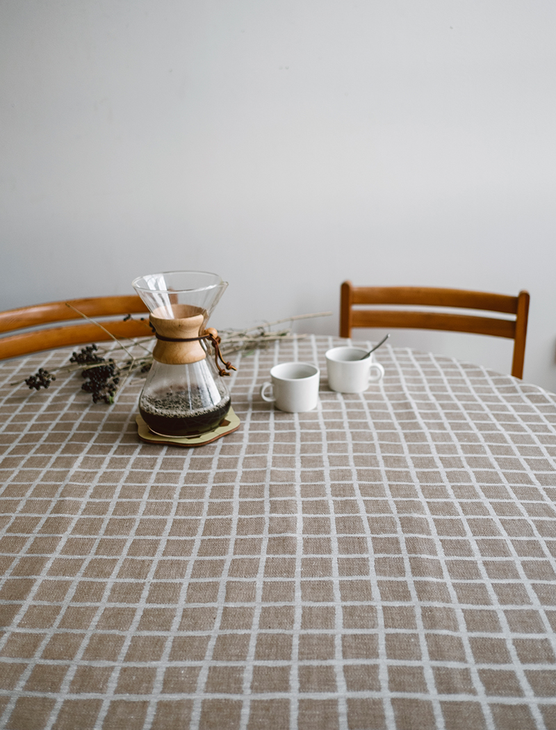 RUTIG JACQUARD WOVEN TABLECLOTH, BROWN 147x250 cm
