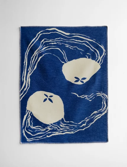 Manet Vävd Barnfilt, Blå/Off-White