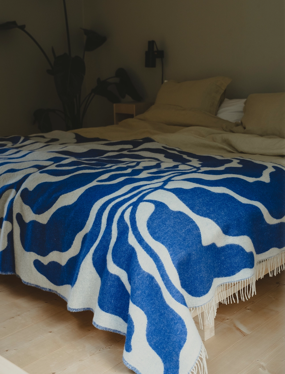 LEAVES LARGE WOOL BLANKET, BLUE/WHITE